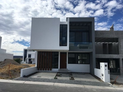 Hermosa Casa, Preserve Juriquilla, 4ta Recamra en PB, Terraza, 4 Baños, de LUJO