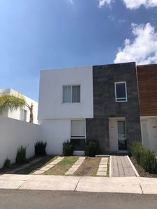 Juriquilla Santa Fe casa de 3 habitaciones y roof garden dentro de privada