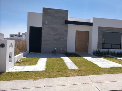 Linda Casa de UNA PLANTA en Grand Juriquilla, 3 Recamaras, Jardín, T.305 m2..