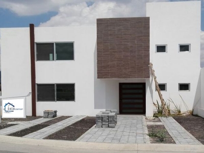 Preciosa Residencia en Grand Juriquilla, 3 recámaras, Estudio, 3 baños, Alberca