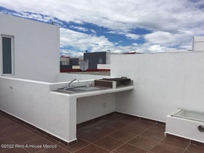 RENTA. Casa con roof garden y alberca, en Santa Fe Juriquilla