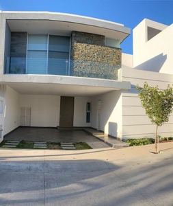Renta preciosa y amplia casa seminueva en Cavalia $18,000 negociable.