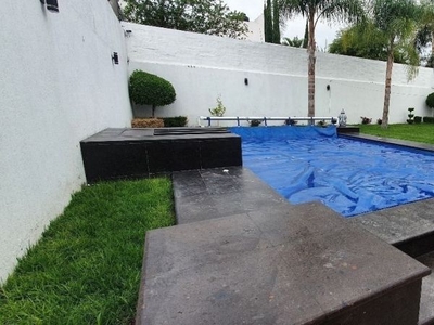 Rento linda casa con alberca y amplio jardín en Juriquilla.
