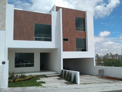 Residencia en Colinas de Juriquilla, 4 Recamaras, 4.5 Baños, Roof Garde, Jardín
