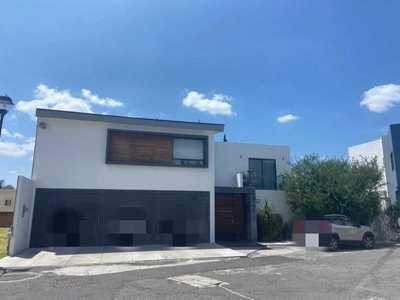 Residencia en Zavaleta-Camino Real a Cholula, Fraccionamiento cerrado.