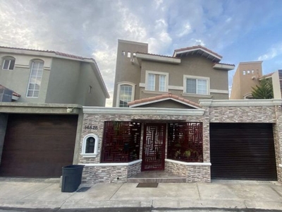 Se vende casa de 4 recámaras en Vista del Río, Tijuana