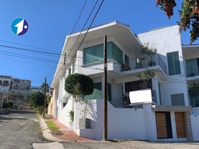 Se vende casa de 5 recámaras en Hacienda Agua Caliente, Tijuana