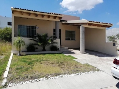 Se Vende Casa de UNA PLANTA en Cumbres del Lago, Jardín, 270 m2 de Terreno !!