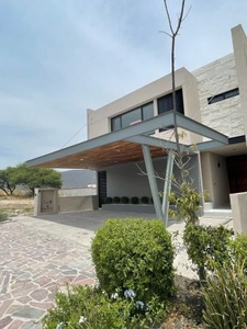Se Vende Casa en Altozano, 4 Recamaras, 4 Baños, 3 Autos, Diseño de Autor