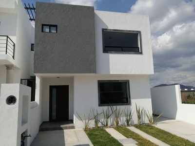 Se Vende Hermosa Casa en Juriquilla, San Isidro. 3 Recamaras, Jardín, Pasillo..