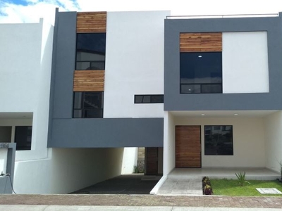 Se Vende Hermosa Residencia en Colinas de Juriquilla, T. 200 m2, C.350 m2, Lujo.