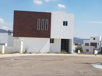 Se Vende Preciosa Residencia en Grand Juriquilla, 3 Recamaras, Jardín, 3 Autos,.