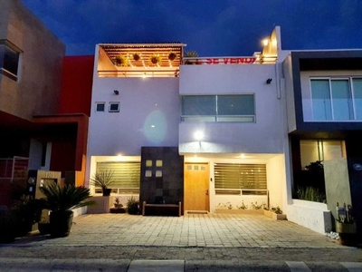 VENDO CASA SEMI-NUEVA EN RESIDENCIAL EL REFUGIO QUERETARO