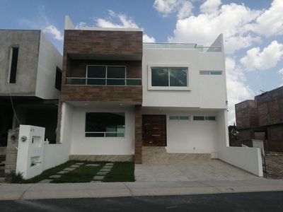 Vendo Residencia en Lomas de Juriquilla, 4ta Recamara en Roof Garden, Jardín.