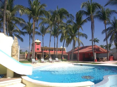 Villa de 5 recamaras con alberca sobre playa en Pie de la Cuesta Acapulco, Gro