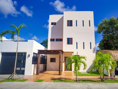 Casa De Tres Niveles Con Alberca, Terraza, Jardín Y Rooftop, En Residencial El Cielo Playa Del Carmen