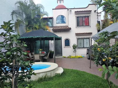 Excelente Casa En Cuernavaca Super Ubicada En Fraccionamiento Con Portón Eléctrico