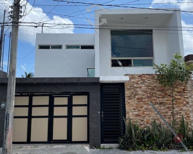 Se vende casa moderna, con terrazas y