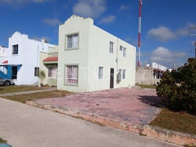 Casa en renta en las Américas Mérida en esquina sobre avenida. Para negocio.