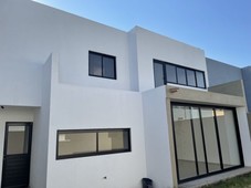 casa nueva en privada a 2 km de av 5 de febrero dentro de provincia sta elena