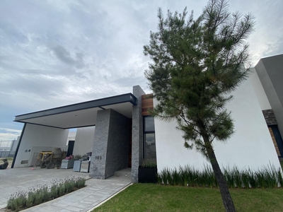 Doomos. Casa nueva de una planta en zona norte, La Campiña del Bosque, León Gto.
