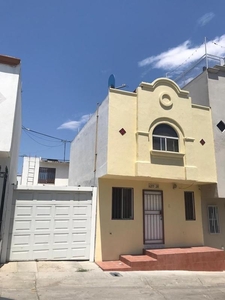 SE RENTA BONITA CASA EN JARDINES DE AGUA CALIENTE