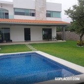 Casa en Venta con alberca y jardín En Morelos , Jiutepec - 4 baños - 210 m2