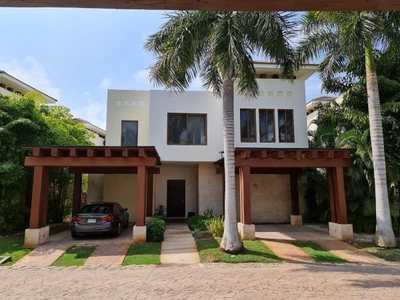 Amazing villa lake view for sale in Yucatan Country Club.