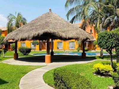 Casa con alberca en con Condominio Ojo de Agua, en Zapata, Morelos