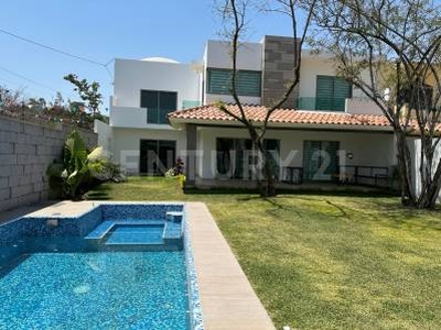 CASA NUEVA EN JIUTEPEC, PISOS DE MARMOL, PISCINA PRIVADA CON JACUZZI.