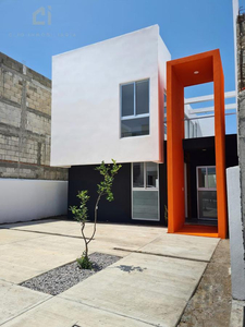 Casa En Venta, Veracruz, Lomas De La Rioja, Estudio, Garage Para 2 Autos Y 3 Recámaras