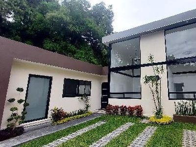 Doomos. CASA EN LOMAS DE CUERNAVACA CON VIGILANCIA