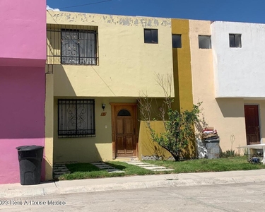 Doomos. Casa en Venta en Privada Santa Teresa Pachuca de Soto MM 24-1068