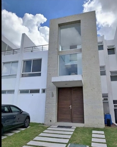 Doomos. VENTA DE CASA EN FRACCIONAMIENTO, AMPLIA Y EXCELENTE OPORTUNIDAD EN LOMAS DE ANGELOPOLIS 3