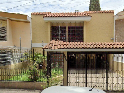 Venta De Casa Ubicada En Bosques De La Victoria, Guadalajara, Jalisco México.