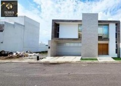 3 cuartos, 390 m casa en venta con alberca y amplio jardín en fraccionamiento