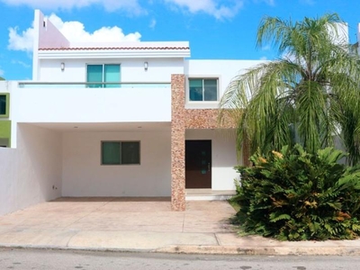 Casa en renta de 3 recámaras y piscina en Palmerales de brisa al norte de Mérida