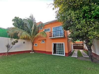 En Venta Hermosa Casa En Col. Manantiales Con 5 Habitaciones, Alberca Y Jardin Apta A Creditos