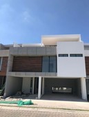 MODERNA Y COMODA CASA EN VENTA EN LOMAS DE ANGELOPOLIS