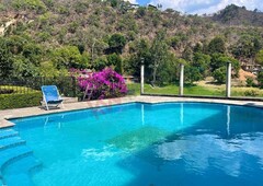 CASA EN VENTA JUNTO AL LAGO EN VALLE DE BRAVO