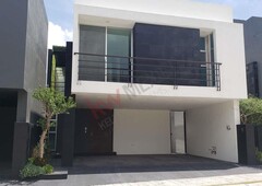 moderna casa en venta en lomas de angelópolis