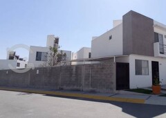 renta casa con terreno excedente en