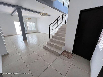 Venta, Casa Con Sala De Tv Y 3 Recámaras. Santa Fe Juriquilla