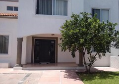 casas en renta - 1000m2 - 5 recámaras - villas del mesón - 59,000