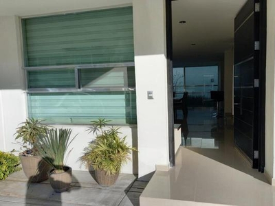 Casas en venta - 236m2 - 4 recámaras - Santiago de Querétaro - $3,500,000