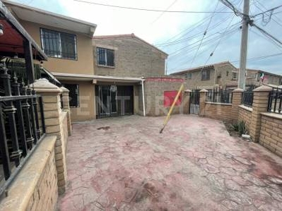 SE VENDE CASA EN ESQUINA DE DOS NIVELES EN ENSENADA 1 RECAMARA EN PLANTA BAJA.