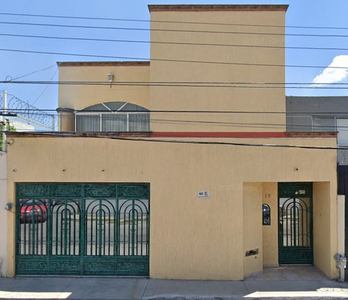Casa De Remate, En Una Zona De Alta Plusvalía, Santiago De Querétaro.