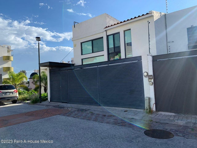 Casa En Renta Sobre Calle Principal En Milenio 3ra S. Querétaro