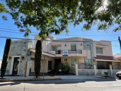 CASA EN VENTA EN LAS QUINTAS