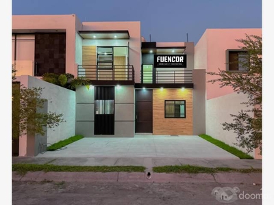 Doomos. Hermosa casa céntrica en venta en Colima